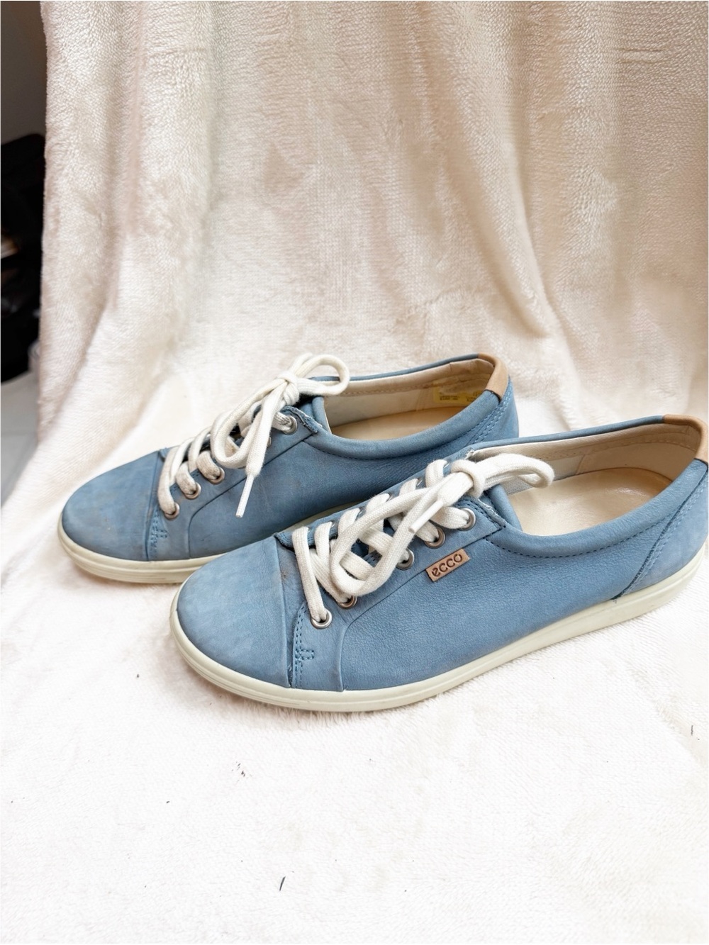 NWOT Ecco Women's Light Blue Leather Lace-Up Sneakers with Cream Accents